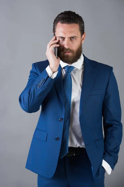 Hombre barbudo o hombre de negocios con teléfono móvil o celular — Foto de Stock