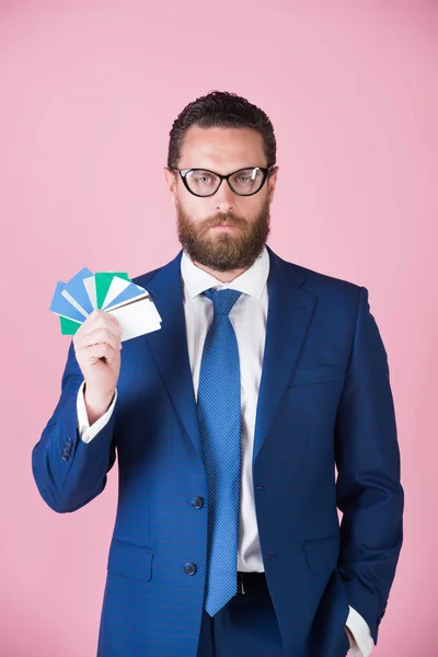 Кредитні картки в руці людини або бізнесмена в окулярах — стокове фото