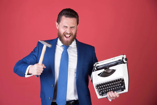 Hombre de negocios, hombre de negocios agresivo con máquina de escribir y martillo — Foto de Stock