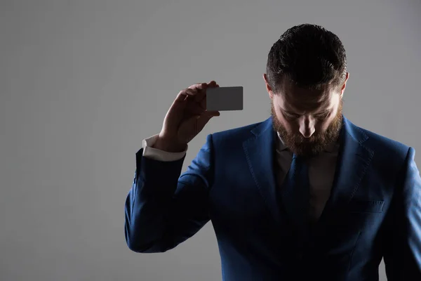 Tyhjä käyntikortti kädessä miehen tai Executive — kuvapankkivalokuva
