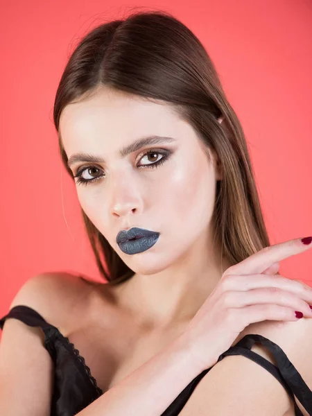 Chica con hermoso peinado tiene maquillaje negro —  Fotos de Stock