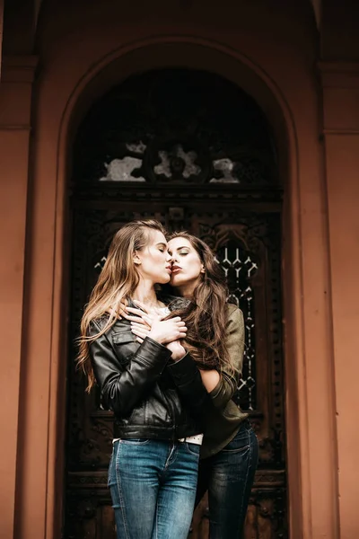 Пара влюбленных обнимается и целуется в джинсах на открытом воздухе — стоковое фото