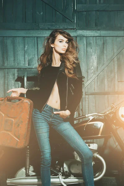 さびた金属ガス缶でポーズ セクシーな女の子モデル — ストック写真
