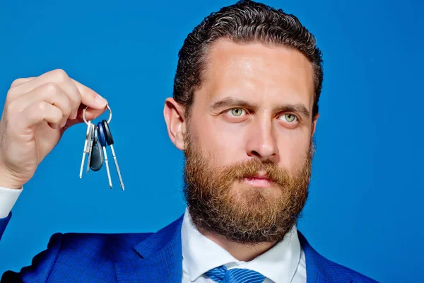 Mann oder Geschäftsmann mit Schlüssel im Anzug, Kaution und Kredit — Stockfoto