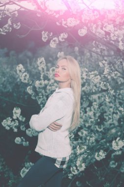 sarışın kadınla çiçek kırmızı dudak makyaj