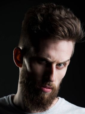 dostum, sakallı genç hipster ciddi yüzüne bıyık vardır