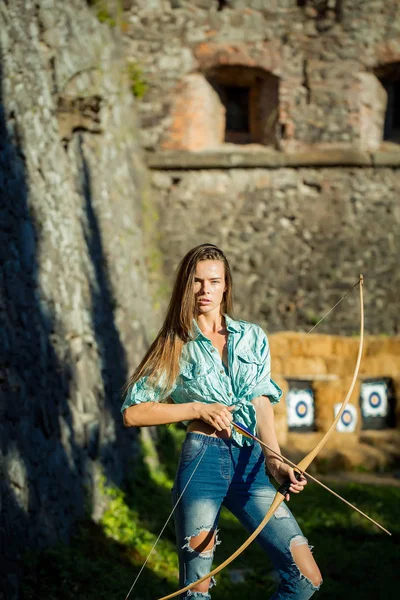 Arqueiro mulher segurando arco e flecha — Fotografia de Stock