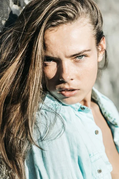 Hermosa mujer en la camisa de mezclilla de moda verano soleado, primavera al aire libre — Foto de Stock