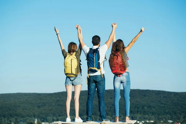 Mensen, meisjes en man met overwinning gebaar op de bergtop — Stockfoto