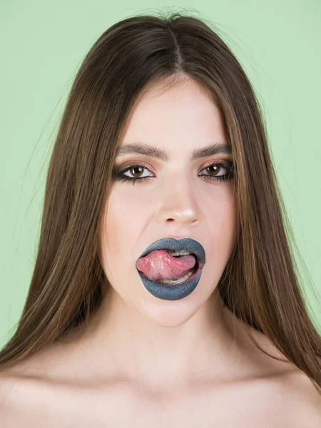 Chica de moda con maquillaje negro, tiene frenos en los dientes — Foto de Stock