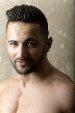 modeli ile kas göğüs ve kırışık alın