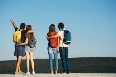 profili dağ insanlar ile mavi gökyüzü arka plan üzerinde seyahat