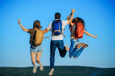 Kadınlar ve yakışıklı adam dağın tepesinde atlama