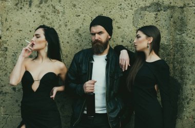 Grup genç arkadaşlar grungy çimento duvara parti yapma