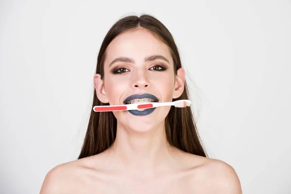 Diş diş telleri ve fırça, ile kız moda makyaj vardır — Stok fotoğraf