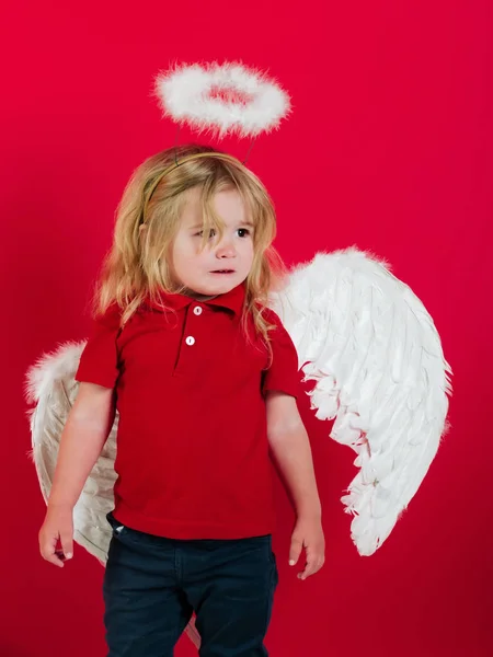 小天使男孩在哭，白色羽毛翅膀和光环 — 图库照片