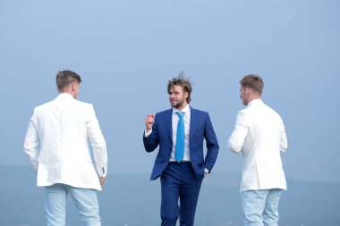 genç adam, işadamı ve çocuklar üzerinde mavi gökyüzü insanlar