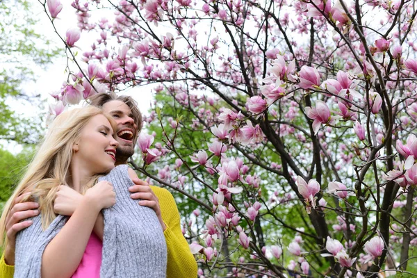 Couple romantique amoureux dans le jardin de printemps à la floraison magnolia — Photo