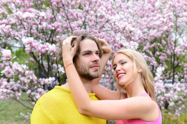 Heureux couple en amour au printemps magnolia fleurs — Photo