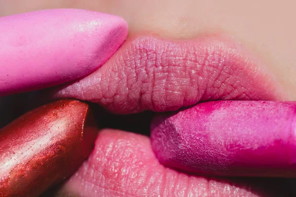 Labios de mujer o niña y lápiz labial rosa y rojo —  Fotos de Stock