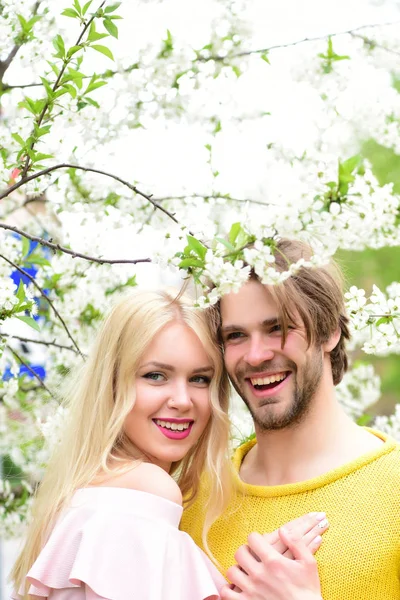 Couple romantique amoureux dans le jardin de printemps à la cerise en fleurs — Photo