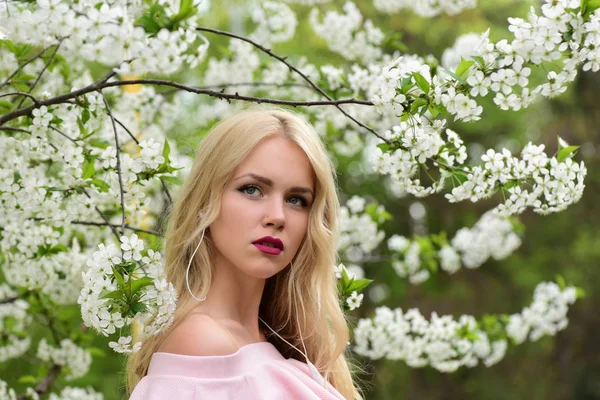 Şu yeni gelişen ağaç bahar, beyaz çiçekler ve güzel bir kadın ile kiraz