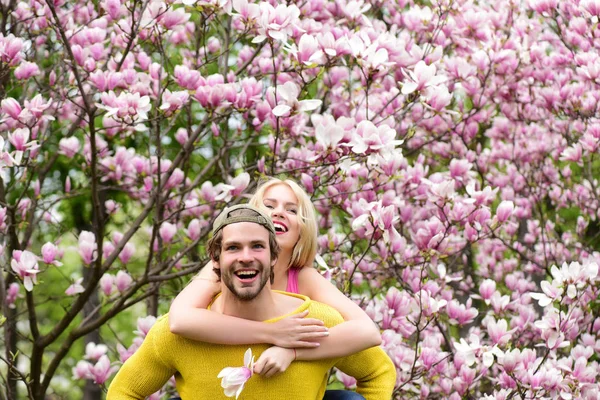 Jardim com flor de magnólia na primavera, verão, homem e mulher — Fotografia de Stock