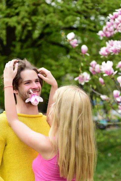 Romantisches verliebtes Paar im Frühlingsgarten bei blühender Magnolie — Stockfoto