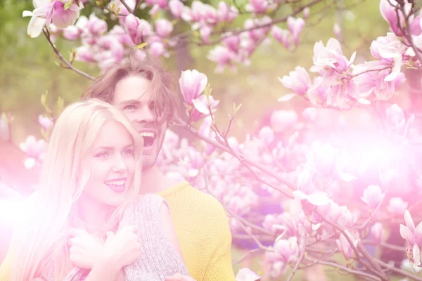 春、夏、男と女でマグノリアの花と庭 — ストック写真