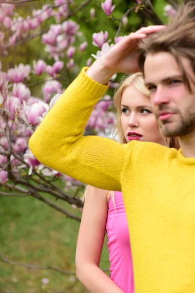 Romantic couple in love in spring garden at blooming magnolia — Stock Photo, Image