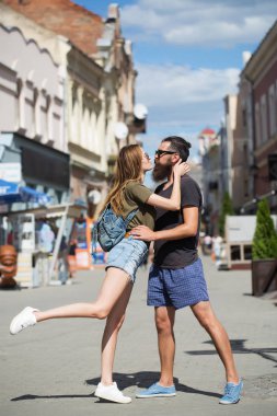 aşk kucaklama, öpücük ve sokakta dans Romantik Çift