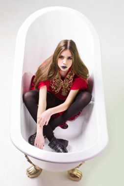 Kırmızı elbiseli kadınla siyah dudak, banyo