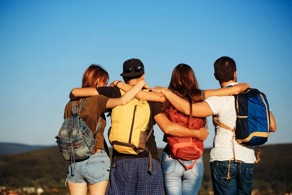 Mannen en schattige meisjes kijken landschap op blauwe hemel — Stockfoto