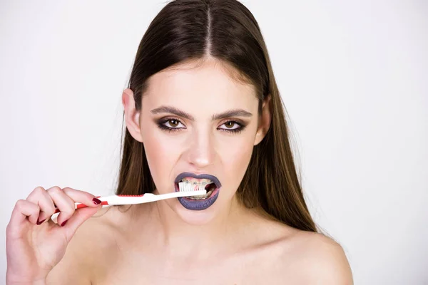 Menina com aparelho de dentes e escova, tem maquiagem elegante — Fotografia de Stock