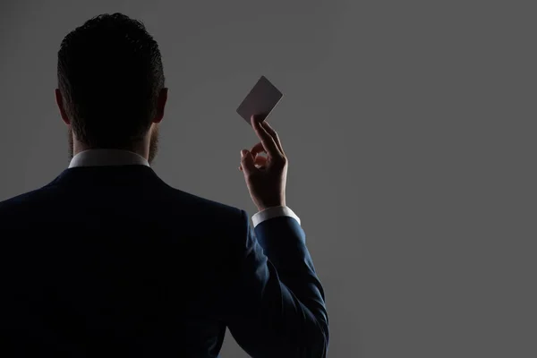 Homem de escritório com cartão de crédito de papel, ética de negócios e moda — Fotografia de Stock