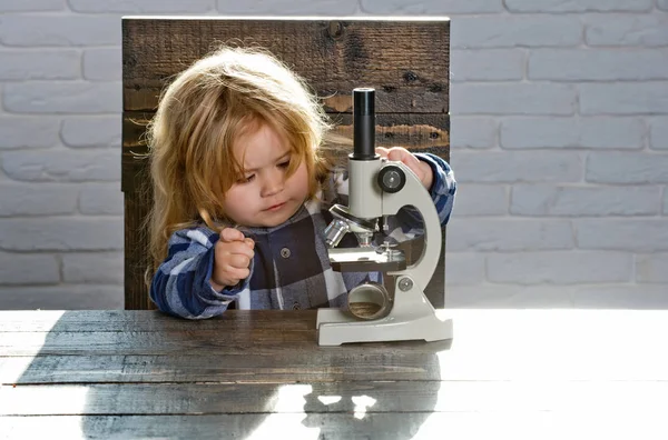 Estudante menino com estudo microscópico no local de trabalho educacional — Fotografia de Stock