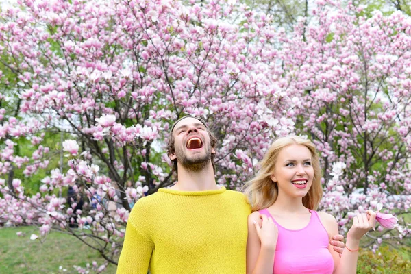 Verliebtes Paar im Frühling Magnolienblüten, glücklicher Mann, Frau — Stockfoto