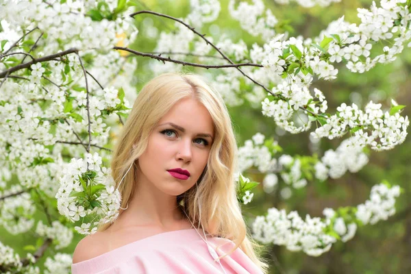 Vacker kvinna i vår eller sommar, naturen och mode, bröllop — Stockfoto