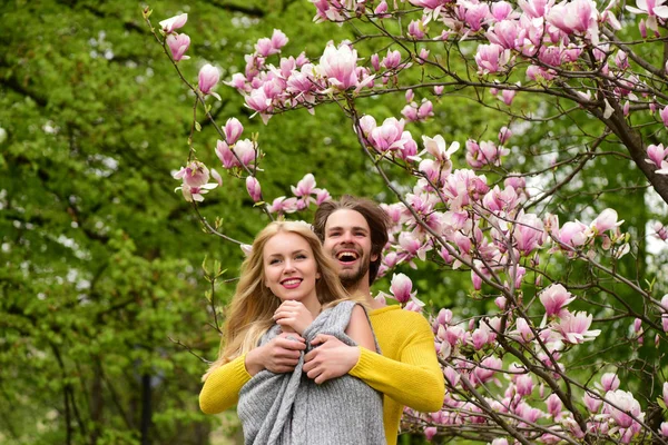 Jardin avec fleur de magnolia au printemps, été, homme et femme — Photo