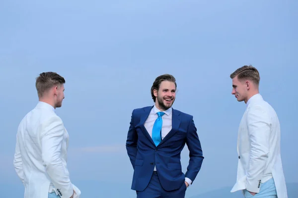 Éxito, reunión, negocios ágiles, hombre y gemelos en el cielo azul — Foto de Stock