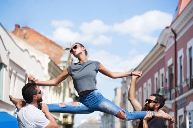 bacak oturan kadın iki adam omuzlarında bölme