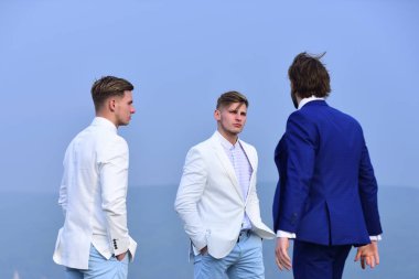 Mavi gökyüzü, çevik iş adamı ve ikiz çocuklar