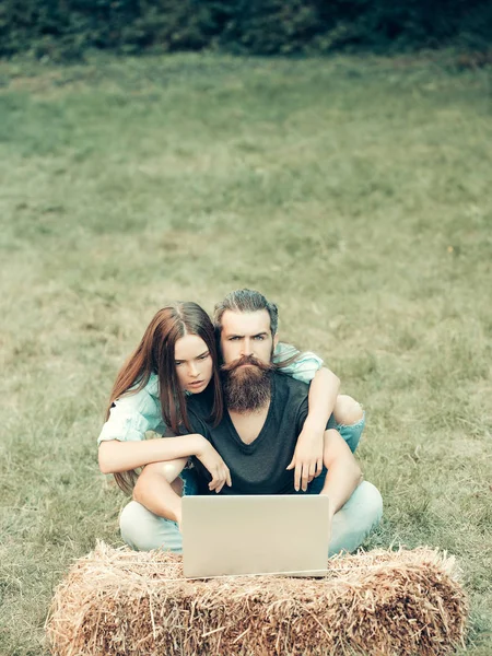 Ζευγάρι του μαθητή και κορίτσι μελέτη σε φορητό υπολογιστή στο γρασίδι — Φωτογραφία Αρχείου