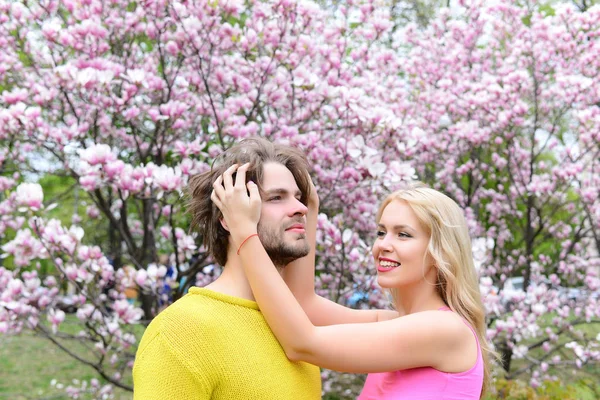 Jardin avec fleur de magnolia au printemps, été, homme et femme — Photo
