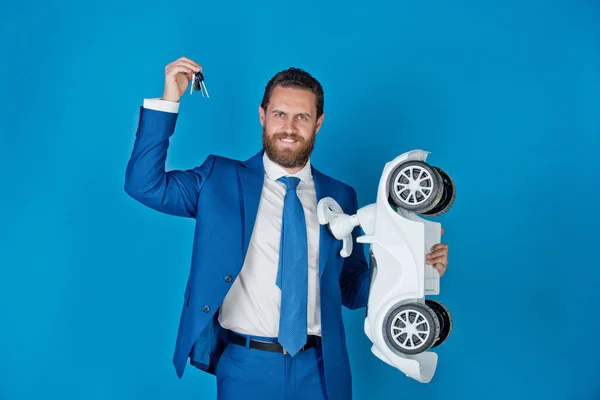 Білий іграшковий автомобіль і ключі в руці бізнесмена — стокове фото