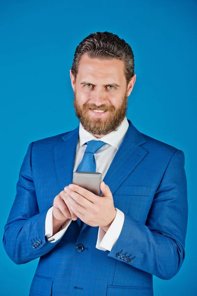 Hombre guapo con teléfono en la mano, nueva tecnología y comunicación — Foto de Stock