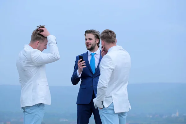 Pessoas de negócios discussão, comunicação e reunião, homens com telefone — Fotografia de Stock