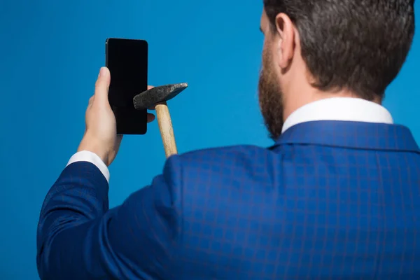 Mies, liikemies murskaus matkapuhelin vasaralla, ylitöitä, törmäystesti — kuvapankkivalokuva