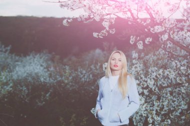 bahar çiçekleri ve kadın ile Bahçe