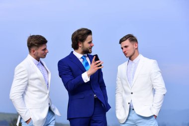 iş insanlar tartışma, iletişim ve toplantı, telefon ile erkekler